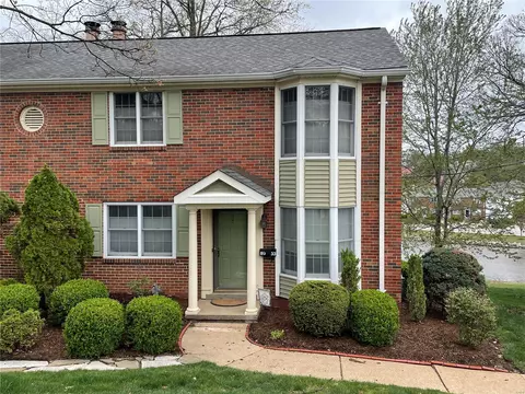 8933 S Swan Cir, Brentwood, MO 63144
