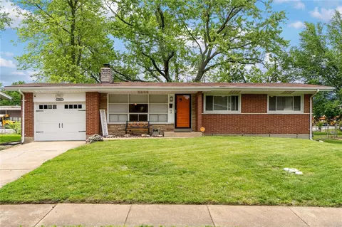 1305 Wadsworth Dr, Florissant, MO 63031