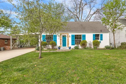 8805 General Grant Ln, Saint Louis, MO 63123