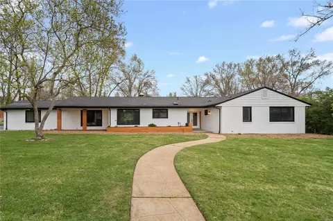 1 Larkdale Dr, Ladue, MO 63124