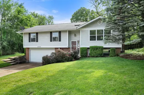 1541 Grant Rd, Webster Groves, MO 63119