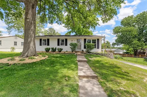 606 Vitry Dr, Manchester, MO 63011