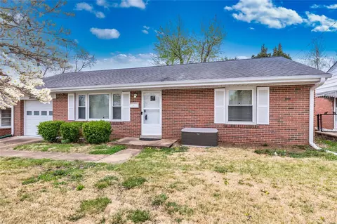 716 Pine St, Saint Charles, MO 63301