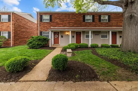 2707 Laclede Station Rd #2707D, Maplewood, MO 63143