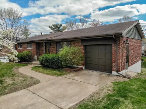 9800 Lindhall Ln, Affton, MO 63123