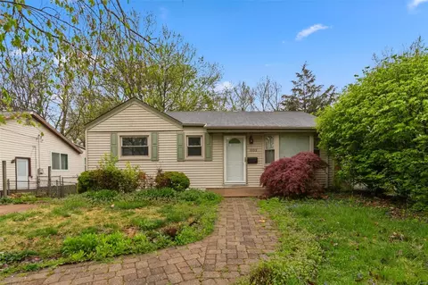 1052 Kuhlman Ln, Saint Louis, MO 63119