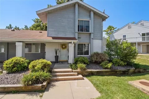 543 Greenway Chase Ct, Florissant, MO 63031