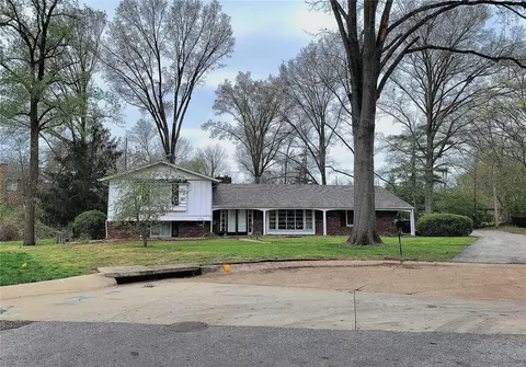 21 Vicksburg Cir, Grantwood Village, MO 63123