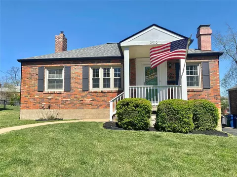 2910 Wingate Ct, Rock Hill, MO 63119