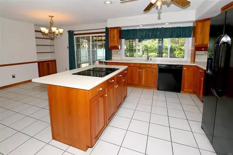 Kitchen - 559 Windsor Mill Dr, Ballwin, MO 63011 photo 5 of 8