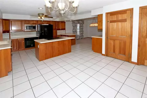 Kitchen - 559 Windsor Mill Dr, Ballwin, MO 63011 photo 7 of 8