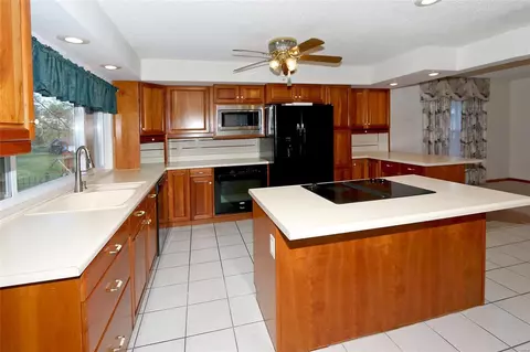 Kitchen - 559 Windsor Mill Dr, Ballwin, MO 63011 photo 2 of 8