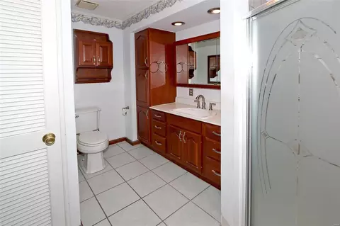 Bath - 559 Windsor Mill Dr, Ballwin, MO 63011 photo 1 of 3