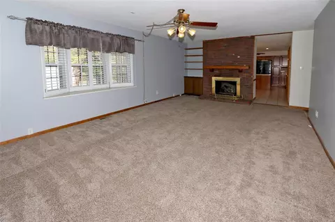 Living - 559 Windsor Mill Dr, Ballwin, MO 63011 photo 2 of 4