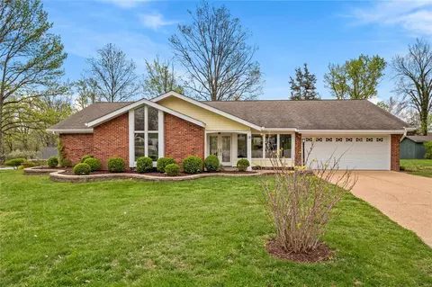 18 Sweetwood Ct, Ballwin, MO 63011