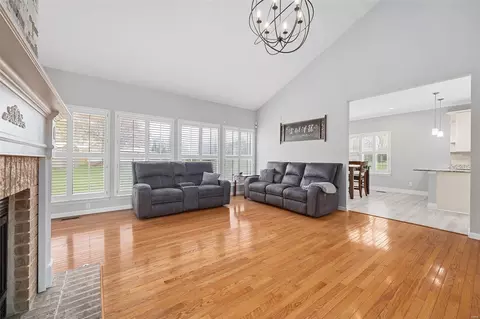 Living - 102 Laurens Rdg, O'fallon, MO 63368 photo 4 of 5