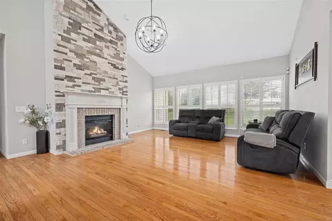 Living - 102 Laurens Rdg, O'fallon, MO 63368 photo 2 of 5