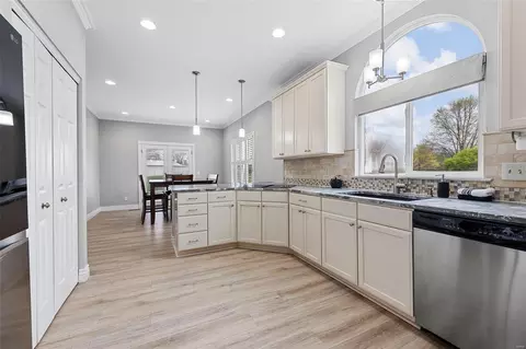 Kitchen - 102 Laurens Rdg, O'fallon, MO 63368 photo 2 of 4
