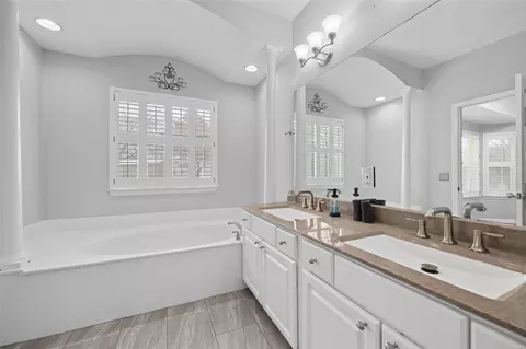 Bath - 102 Laurens Rdg, O'fallon, MO 63368 photo 5 of 8