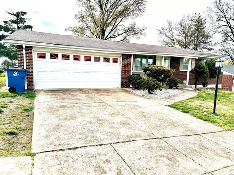 2624 Camino Dr, Saint Louis, MO 63125