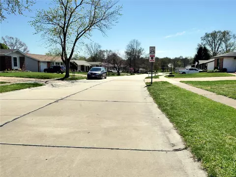 View/Area - 2000 Caesar Dr, Fenton, MO 63026 photo 2 of 3