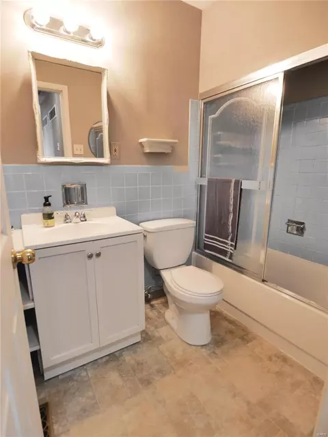 Bath - 2000 Caesar Dr, Fenton, MO 63026 photo 1 of 3