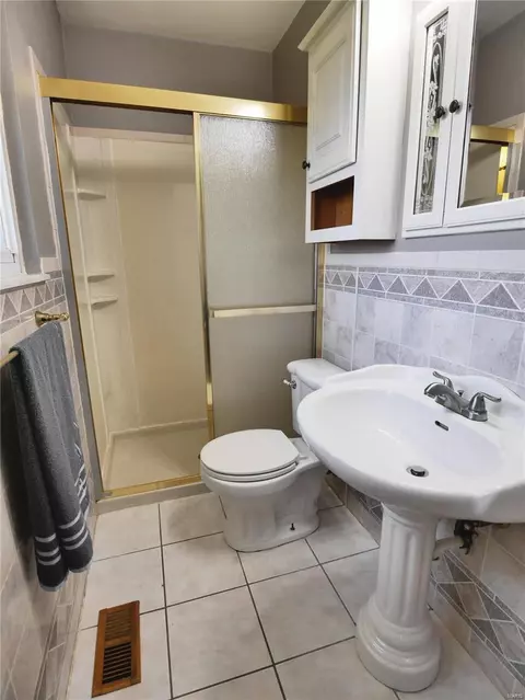 Bath - 2000 Caesar Dr, Fenton, MO 63026 photo 2 of 3