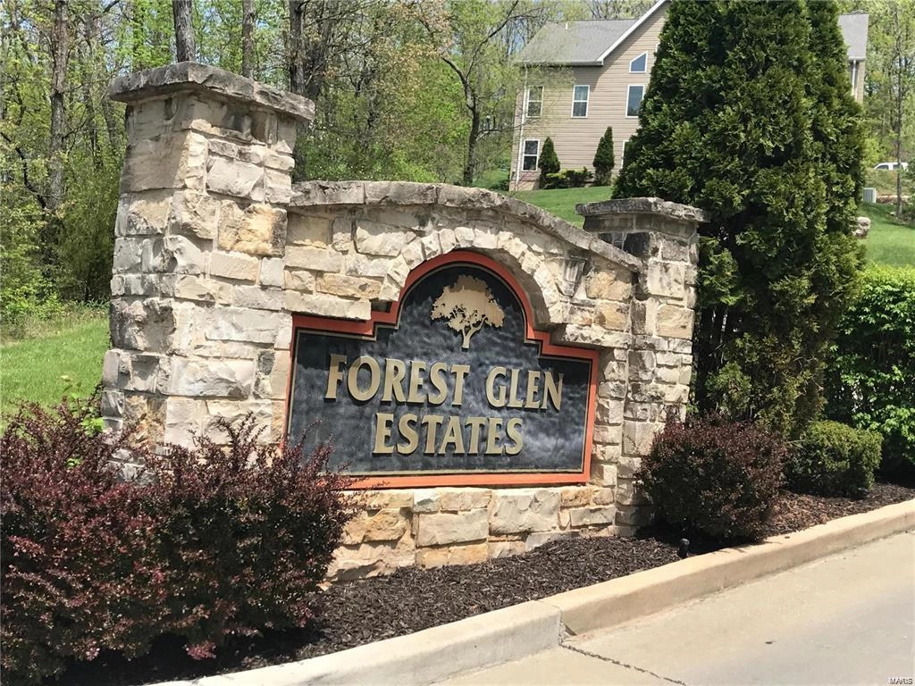 53 Forest Gln Dr  