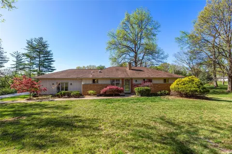 16 Beaver Dr, Creve Coeur, MO 63141