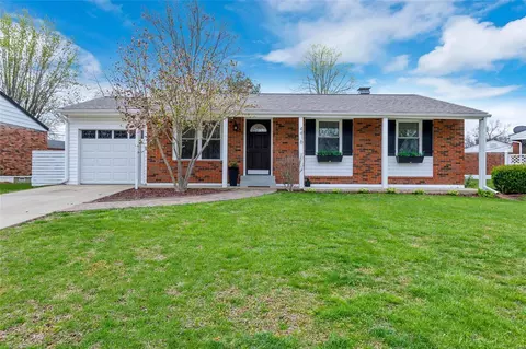 4416 Brooktop Ln, Saint Louis, MO 63128