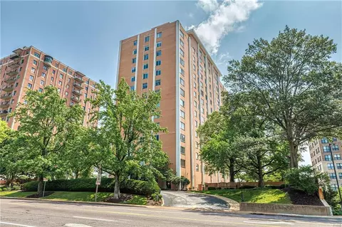 900 S Hanley Rd #4A, Clayton, MO 63105