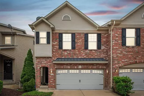8012 Presidio Ct, University City, MO 63130