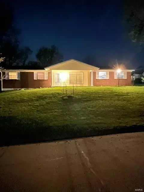 12320 Cape Cod Dr, Saint Louis, MO 63146