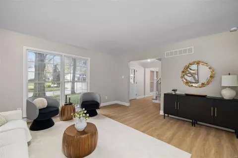 Living - 2101 Bow Tree Ct, Chesterfield, MO 63005 photo 2 of 8