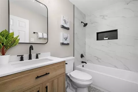 Bath - 2101 Bow Tree Ct, Chesterfield, MO 63005 photo 4 of 4