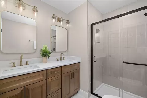 Bath - 2101 Bow Tree Ct, Chesterfield, MO 63005 photo 2 of 4