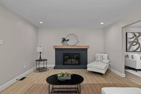 Living - 2101 Bow Tree Ct, Chesterfield, MO 63005 photo 6 of 8