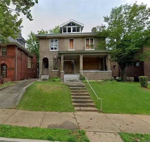 4 Lewis Pl, Saint Louis, MO 63113