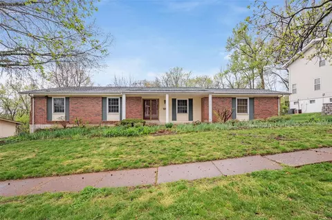 708 Bitterfield Dr, Ballwin, MO 63011