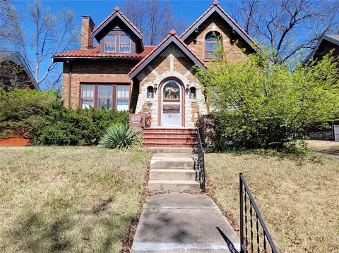 8275 Glen Echo Dr, Saint Louis, MO 63121