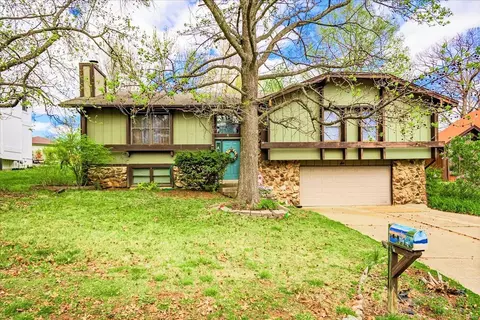 6 Marquette Dr, Lake Saint Louis, MO 63367