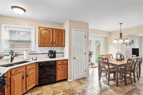 Kitchen - 132 Keystone Crossing Dr, O'fallon, MO 63368 photo 2 of 3