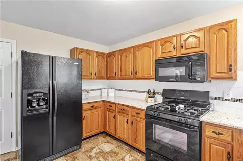 Kitchen - 132 Keystone Crossing Dr, O'fallon, MO 63368 photo 3 of 3