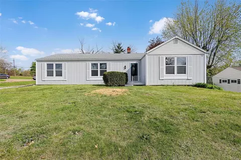 26 Capitol Hill Dr, Saint Louis, MO 63136