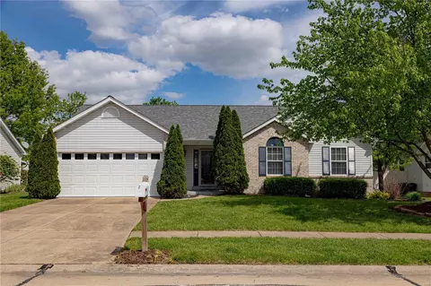 8 Locust Hills Ct, O'fallon, MO 63366