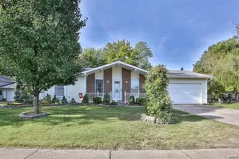 7 N Hillview Dr, Saint Peters, MO 63376