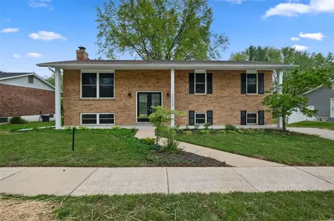 2633 Vortex Dr, Saint Louis, MO 63129