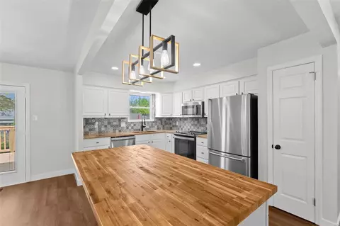 Kitchen - 2633 Vortex Dr, Saint Louis, MO 63129 photo 2 of 2