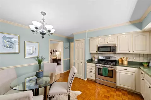 Living - 15709 Eldon Ridge Dr, Chesterfield, MO 63017 photo 5 of 6