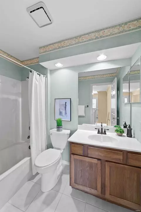 Bath - 15709 Eldon Ridge Dr, Chesterfield, MO 63017 photo 3 of 4